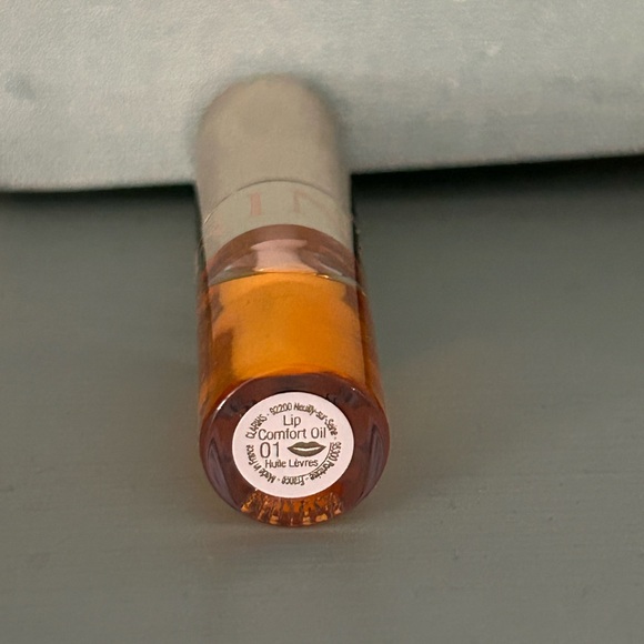 2/$30 Clarins Comfort Lip Oil - Picture 4 of 6